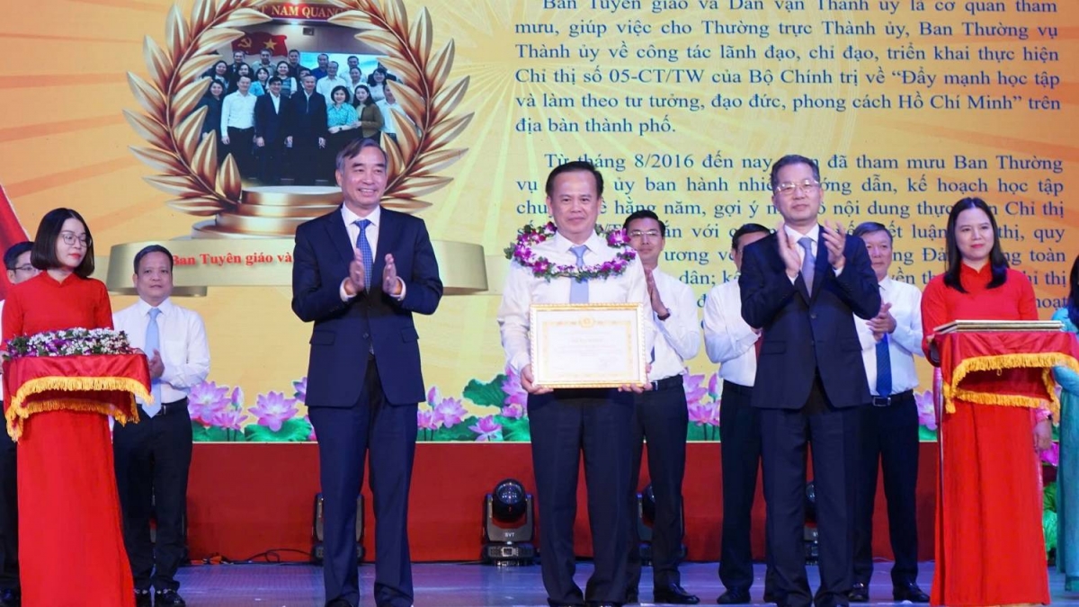 Các địa phương tuyên dương tập thể, cá nhân tiêu biểu trong học tập và làm theo Bác